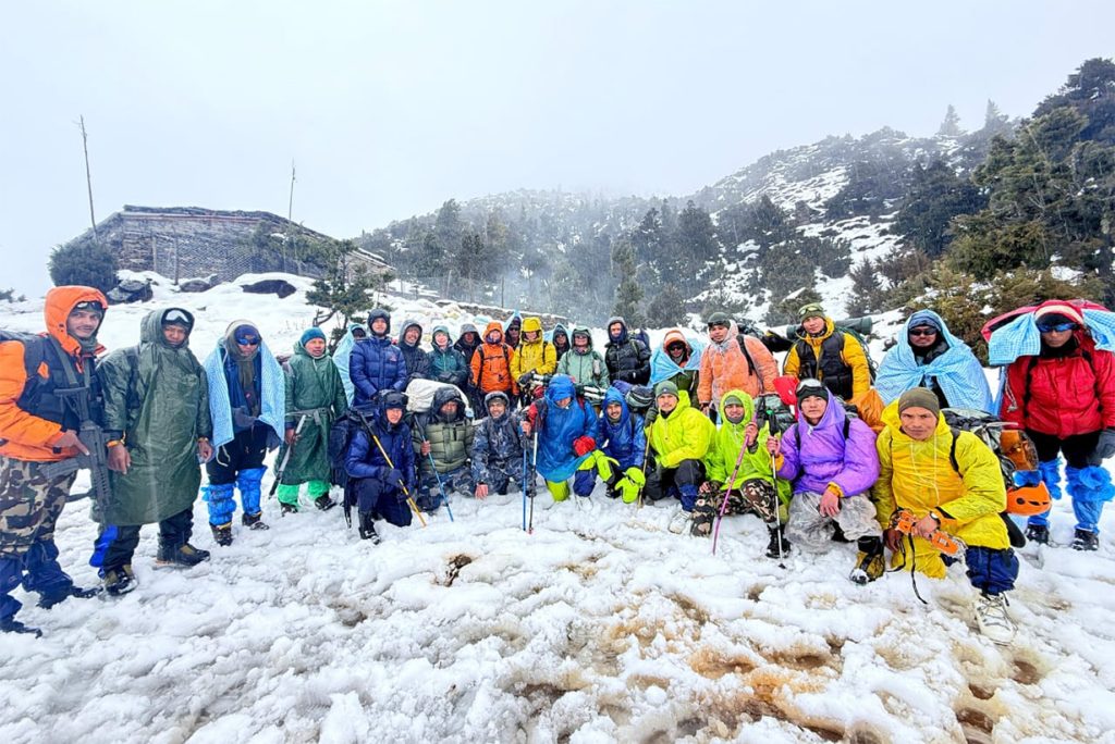 तिलिचो बेस क्याम्पमा फसेका ११ पर्यटकको उद्धार