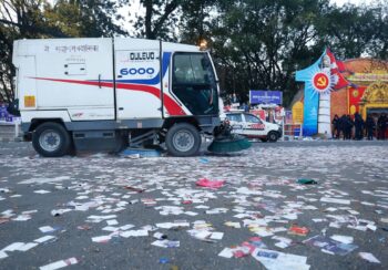भोट माग्ने नाममा फोहोरः एमाले महाधिवेशनस्थल अस्तव्यस्त,महानगरले गर्‍यो सरसफाइ