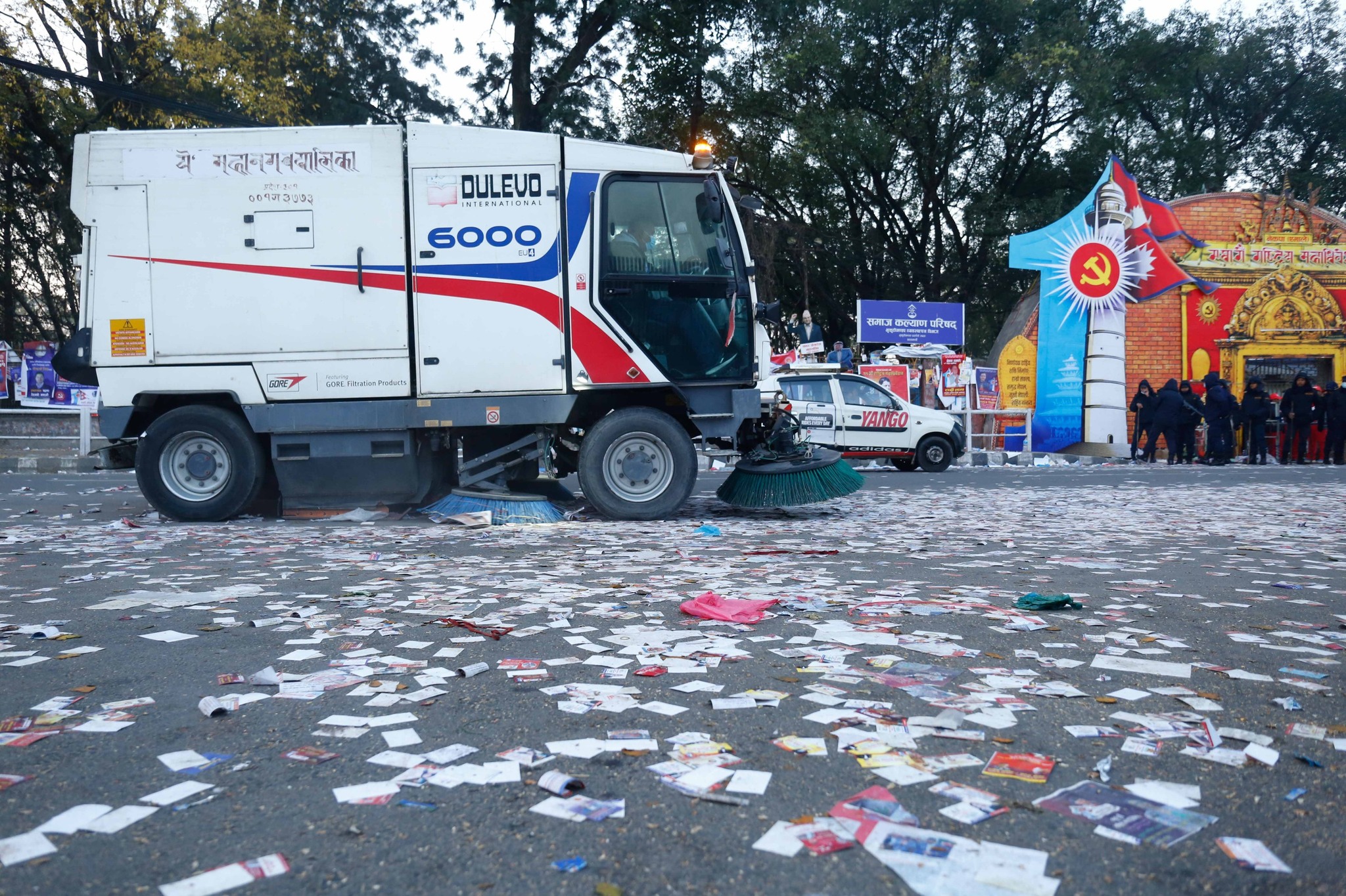 भोट माग्ने नाममा फोहोरः एमाले महाधिवेशनस्थल अस्तव्यस्त,महानगरले गर्‍यो सरसफाइ