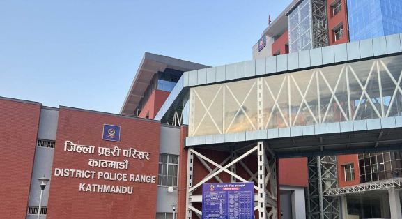 चार महिने छोराको हत्या गरी फरार असई कार्कीलाई नागढुंगाबाट पक्राउ गरी हिरासतमा