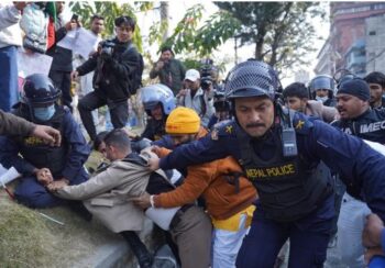 अनुमति बिना माइतीघरमा उत्रिएका जेनजी कार्यकर्तालाई प्रहरीले रोकेपछि तनाव