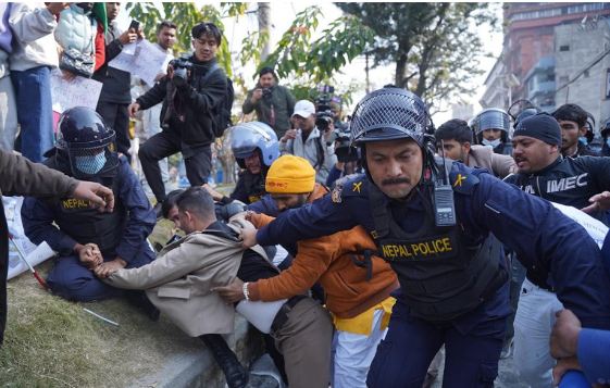 अनुमति बिना माइतीघरमा उत्रिएका जेनजी कार्यकर्तालाई प्रहरीले रोकेपछि तनाव