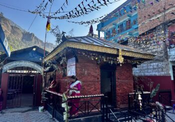 एक सय वर्ष पुरानो बेनीको गणेश मन्दिरमा पित्तलको छानो राखेर पुनर्निर्माण