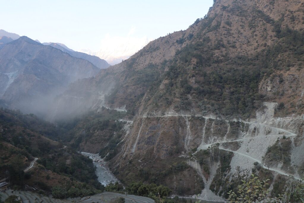 धवलागिरिवासीको गुनासो : ‘हरियाली वनपाखा र हराभरा बगैँचा धुलाम्मे भए’