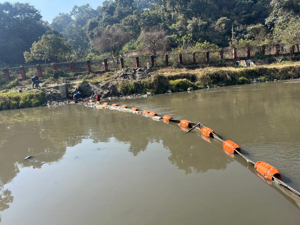वाग्मतीमा तैरिने फोहर पदार्थ सङ्कलन गर्न ‘ट्रास बेरियर’