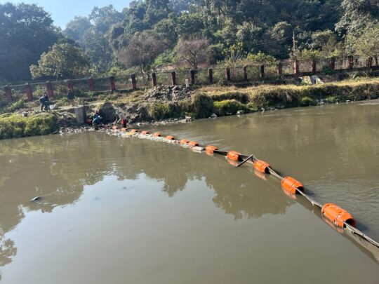 वाग्मतीमा तैरिने फोहर पदार्थ सङ्कलन गर्न ‘ट्रास बेरियर’