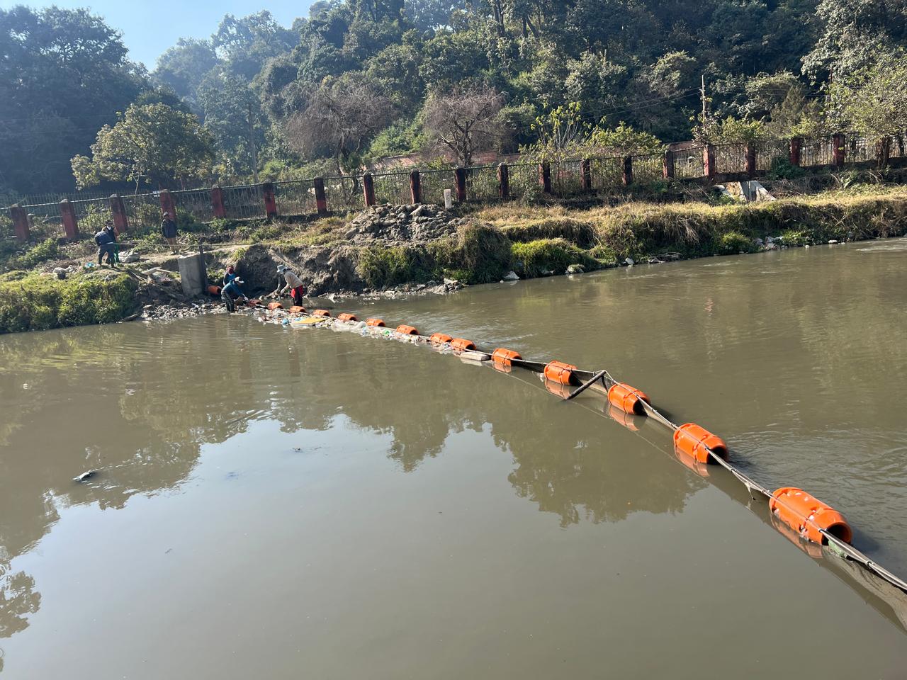 वाग्मतीमा तैरिने फोहर पदार्थ सङ्कलन गर्न ‘ट्रास बेरियर’