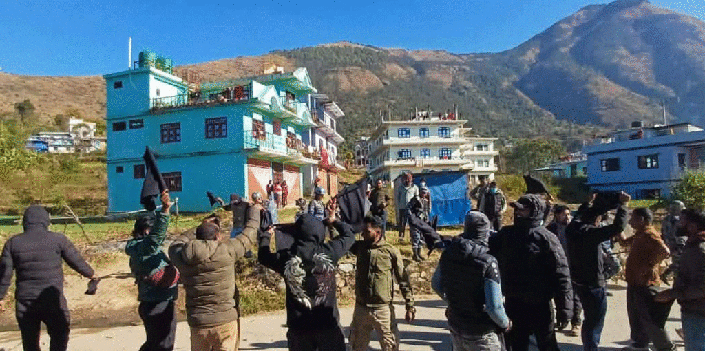 जनार्दन शर्मालाई कार्यकर्ताले गृह जिल्लामै देखाए कालो झन्डा