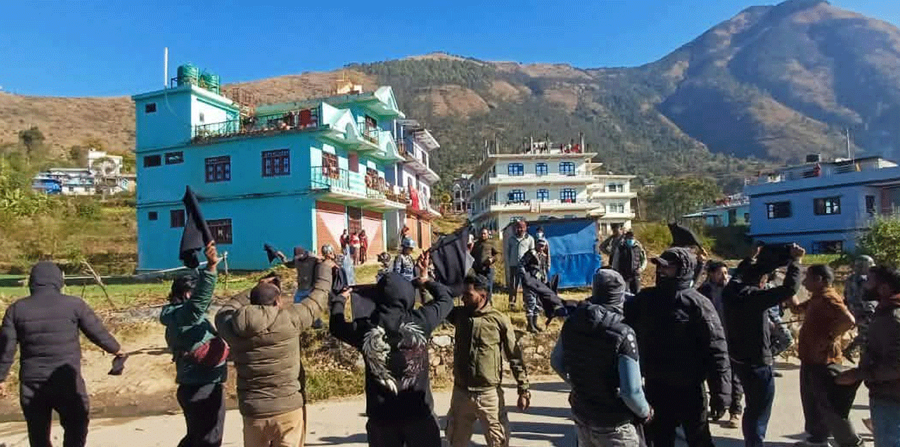 जनार्दन शर्मालाई कार्यकर्ताले गृह जिल्लामै देखाए कालो झन्डा