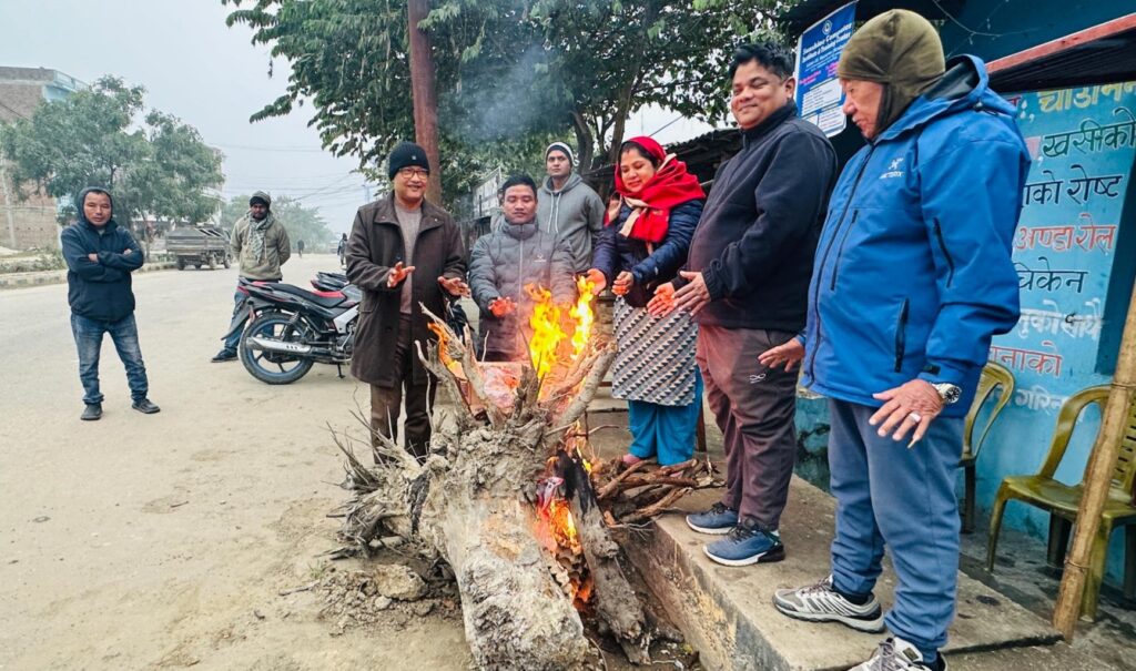 शीतलहरबाट जनजीवन प्रभावित हुनथालेपछि चोकचोकमा दाउरा बाल्न थालियो
