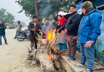 शीतलहरबाट जनजीवन प्रभावित हुनथालेपछि चोकचोकमा दाउरा बाल्न थालियो