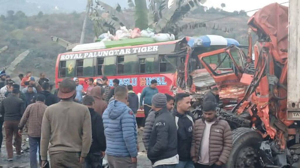 धादिङमा ७ सवारी एकै ठाउँमा ठोकिँदा घाइते भएका ७० जनामध्ये २ को मृत्यु