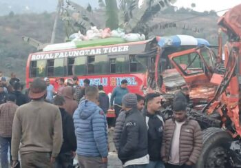 धादिङमा ७ सवारी एकै ठाउँमा ठोकिँदा घाइते भएका ७० जनामध्ये २ को मृत्यु