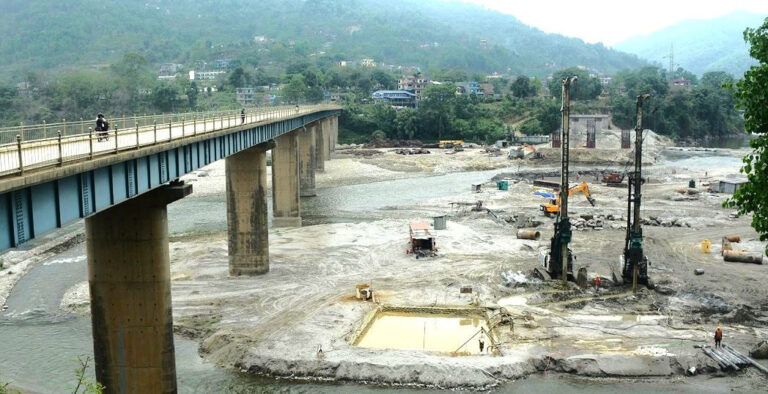 मादी नदीमाथि निर्माणाधीन पुलमा पहुँच सडक निर्माण सुरु