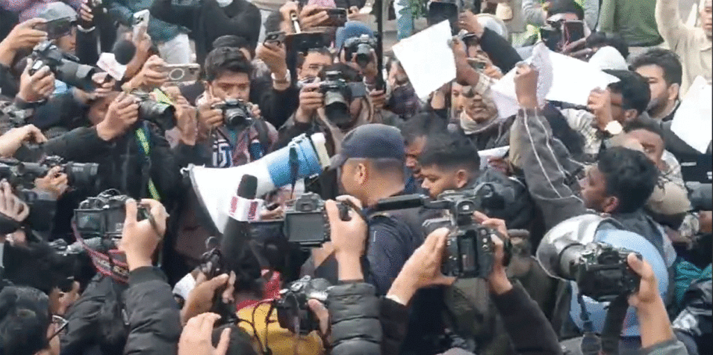 सर्वपक्षीय सरकार गठनको माग गर्दै प्रदर्शनमा उत्रिएकाहरू प्रहरी नियन्त्रणमा