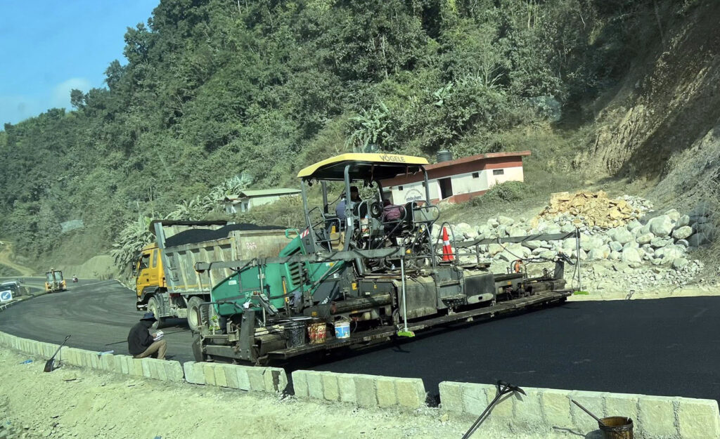 मुग्लिन पोखरा सडक: पश्चिम खण्डको मौरीओडारमा कालोपत्र थालियो