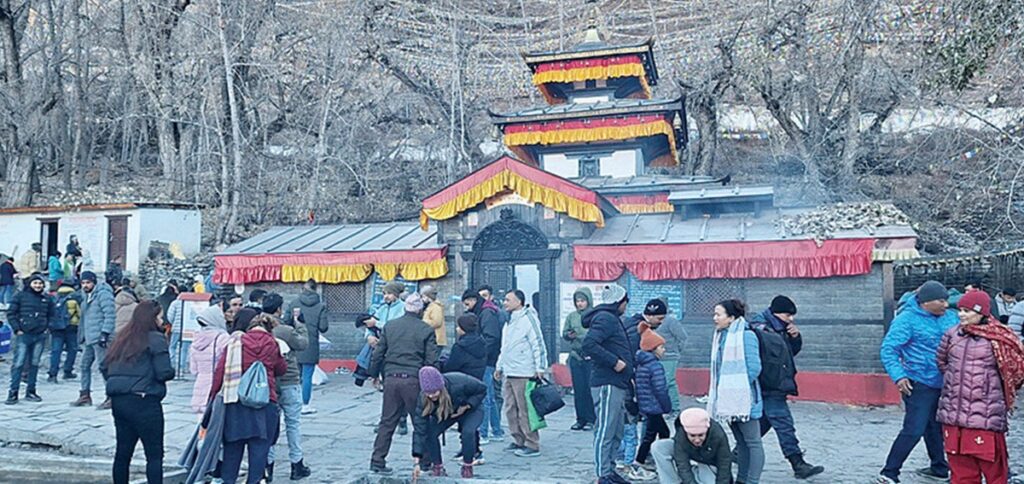 अत्यधिक चिसोमा पनि मुक्तिनाथ मन्दिरमा दर्शनार्थीको चहलपहल