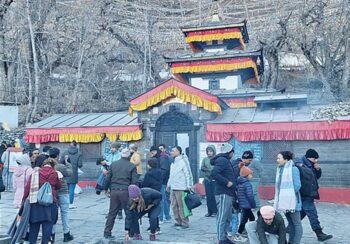 अत्यधिक चिसोमा पनि मुक्तिनाथ मन्दिरमा दर्शनार्थीको चहलपहल