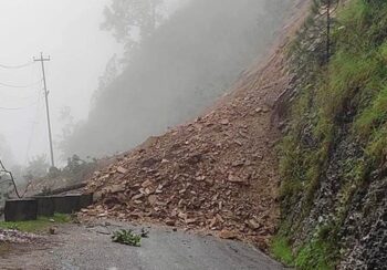 भाँडी खोला क्षेत्रस्थित मेची राजमार्ग अवरुद्ध
