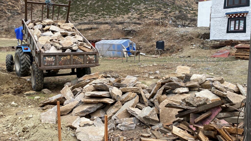 सडक नभएको छेकम्पारमा गुड्छन् स्कुटर र ट्र्याक्टर