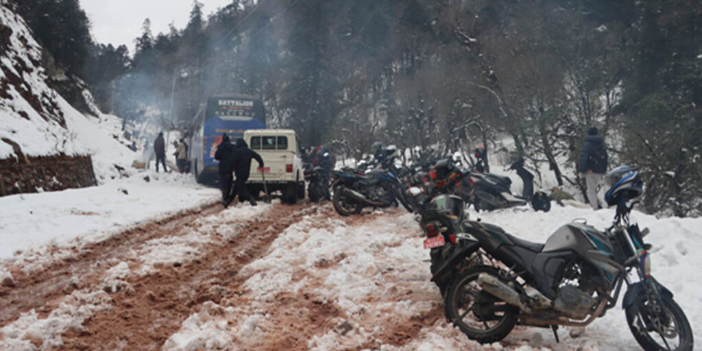 हिमपातका कारण मध्यपहाडी लोकमार्ग अवरुद्ध