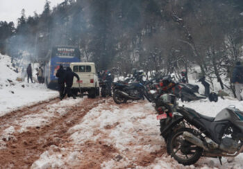 हिमपातका कारण मध्यपहाडी लोकमार्ग अवरुद्ध