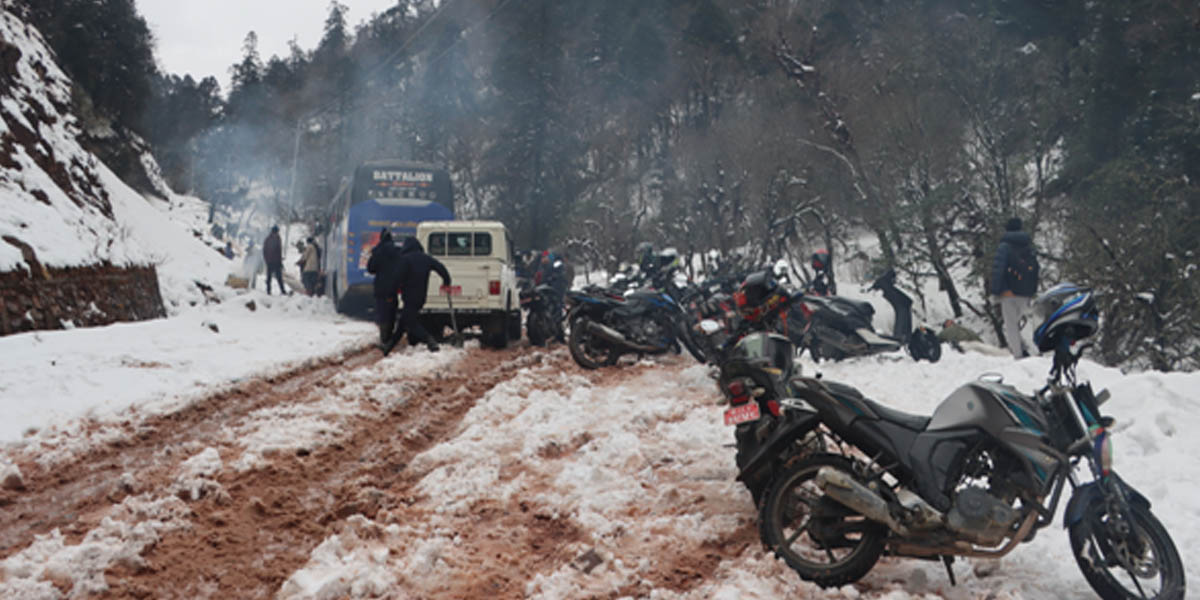 हिमपातका कारण मध्यपहाडी लोकमार्ग अवरुद्ध