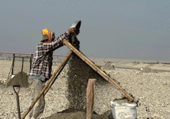 महाकालीको बगरमा बालुवा छानेर जीविका चलाउने दम्पतीहरू