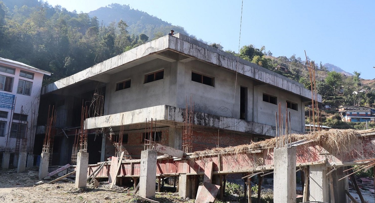 धवलागिरी अस्पताल भवन : तीन पटक म्याद थप गर्दा काम अधुरै