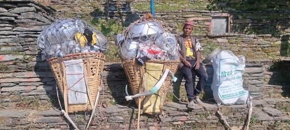 ४५ वर्षदेखि भाँडाको भारी बोकेर व्यापार गर्दै सिन्धुपाल्चोकका व्यापारी