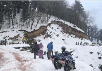 भारी हिमपातले मध्यपहाडी लोकमार्ग अवरुद्ध