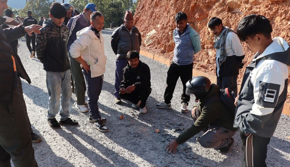 ‘बिटुमिन’ जम्न नपाउँदा कालोपत्र भत्कियो, सुधार गर्ने प्रतिबद्धता