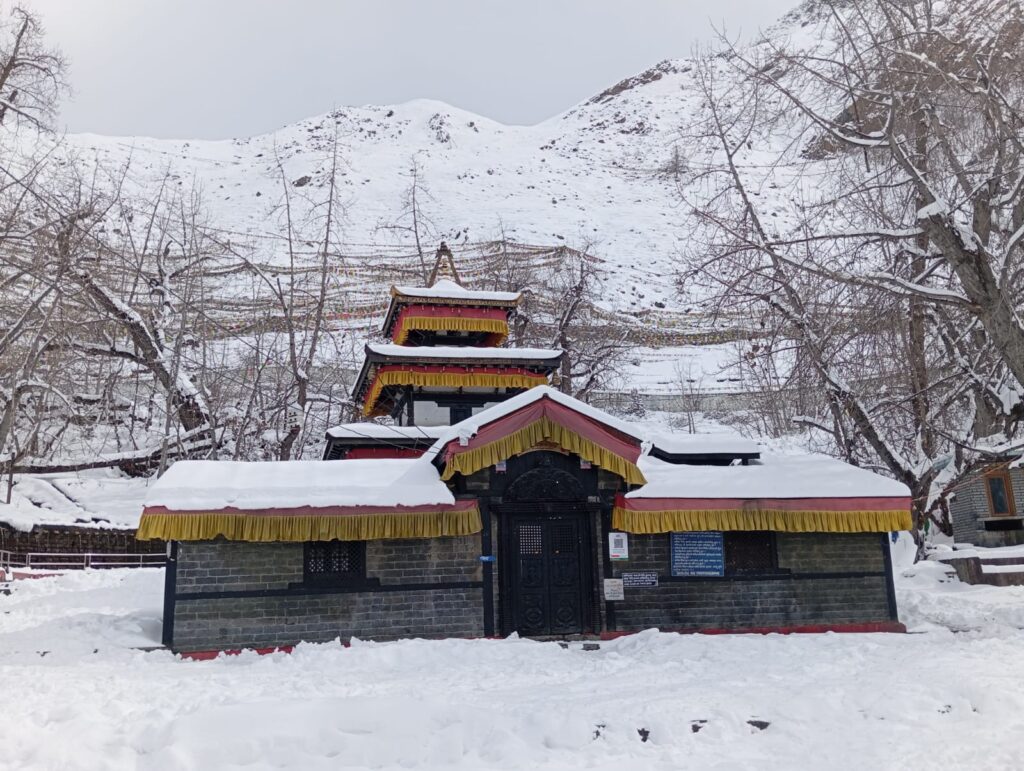 हिमपातपछि मुक्तिनाथ मन्दिर परिसर सुनसान, कागबेनीमै रोकिए दर्शनार्थी