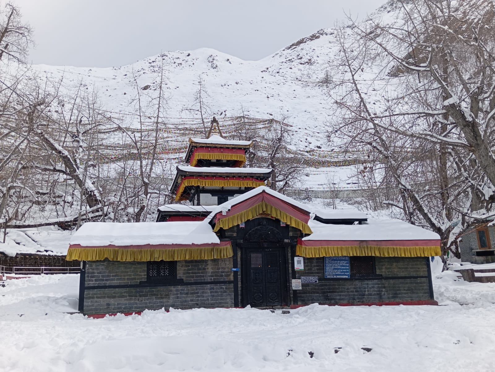 हिमपातपछि मुक्तिनाथ मन्दिर परिसर सुनसान, कागबेनीमै रोकिए दर्शनार्थी