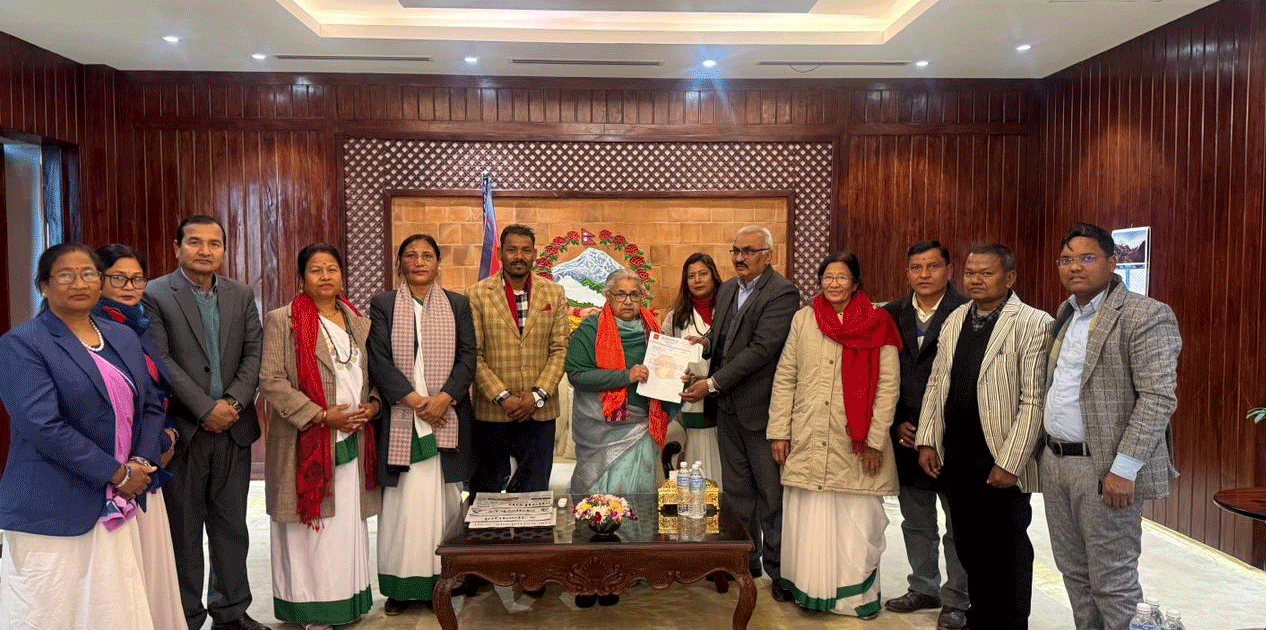 प्रधानमन्त्री कार्कीसँग थारू कल्याणकारिणी सभाको भेट