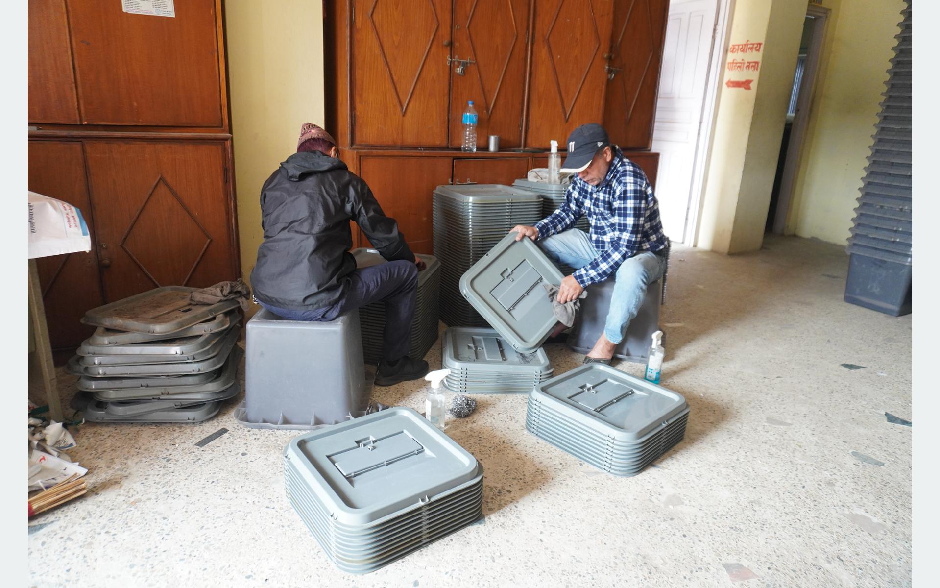 मकवानपुरमा निर्वाचन तयारी तीव्र, पुराना मतपेटिका मर्मतदेखि सुरक्षा व्यवस्थासम्म